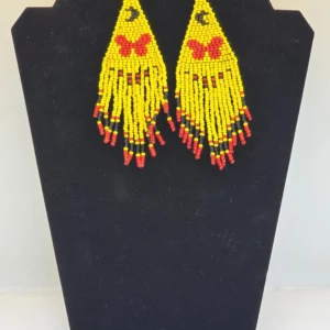 Aretes de flecos con cuentas amarillas y mariposas rojas