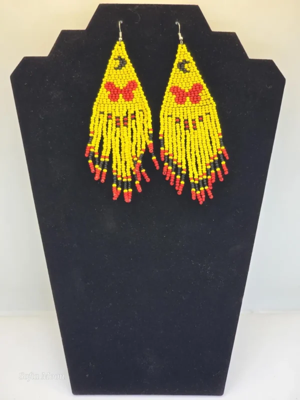 Aretes de flecos con cuentas amarillas y mariposas rojas - Imagen 2
