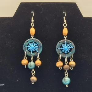 Aretes largos estilo atrapasueños con cuentas y madera