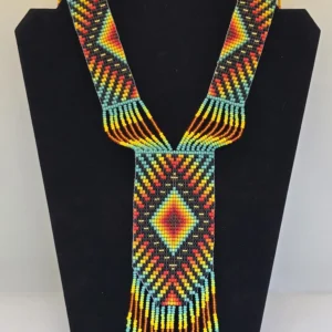 Collar de cuentas geométrico y flecos de colores