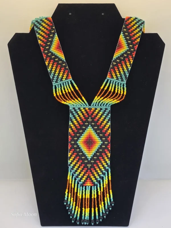 Collar de cuentas geométrico y flecos de colores