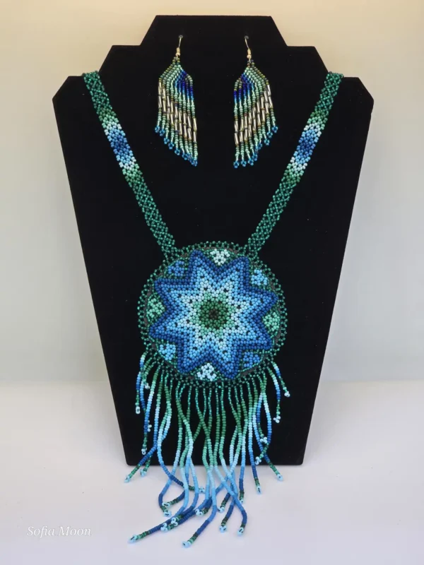 collar de cuentas verdes y azules con dije y aretes - Imagen 4