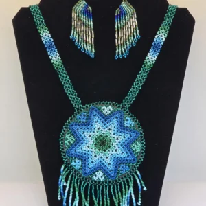 collar de cuentas verdes y azules con dije y aretes