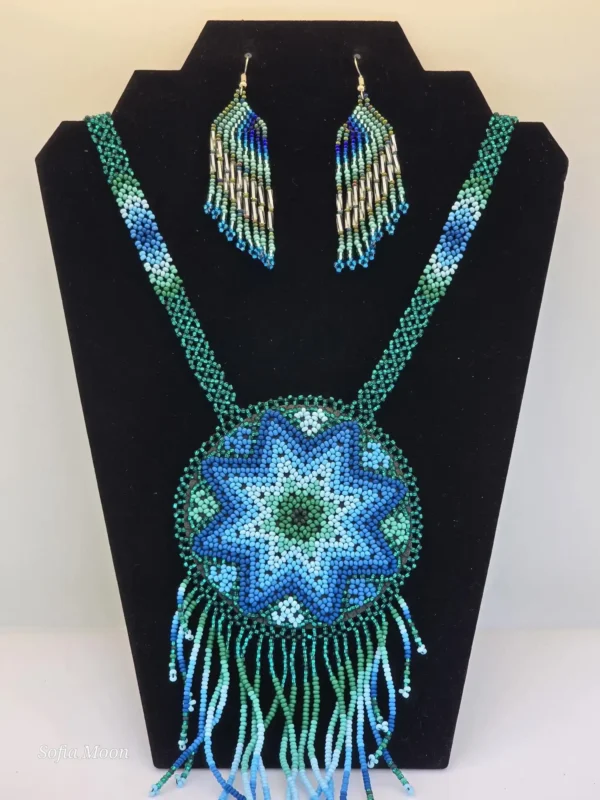 collar de cuentas verdes y azules con dije y aretes