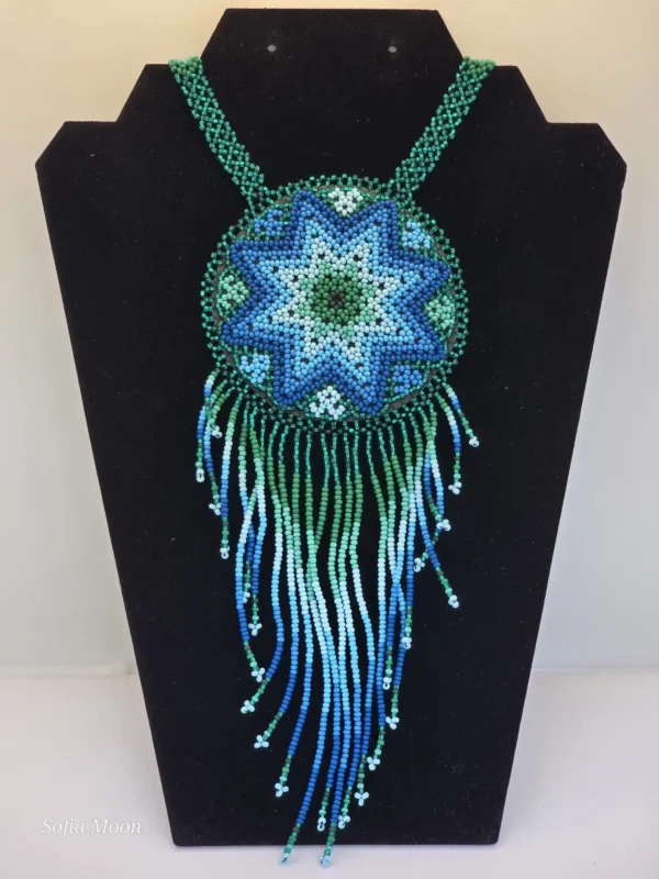collar de cuentas verdes y azules con dije y aretes - Imagen 3