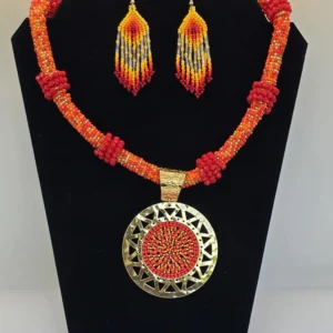 Collar naranja con dije dorado y aretes de cuentas de flecos