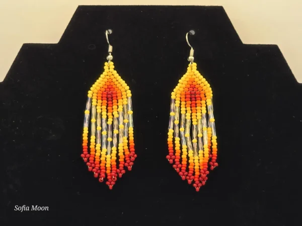 Collar naranja con dije dorado y aretes de cuentas de flecos - Imagen 3