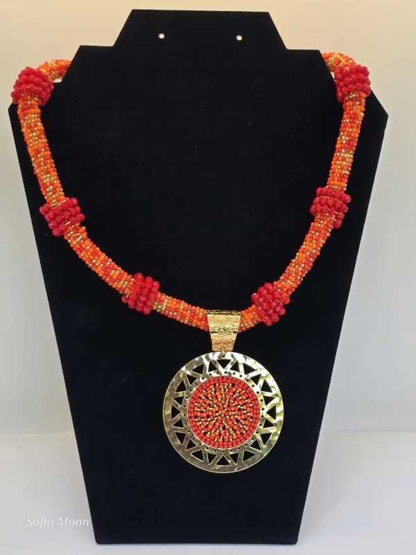 Collar naranja con dije dorado y aretes de cuentas de flecos - Imagen 4