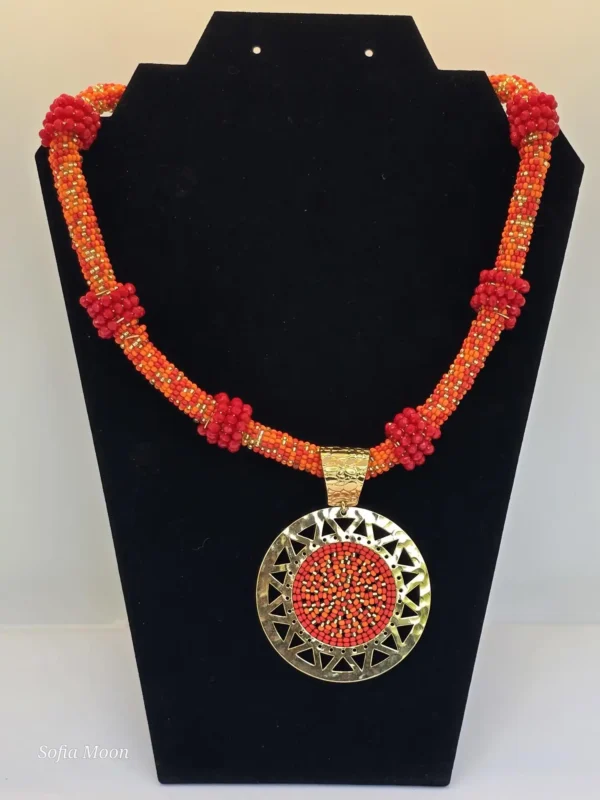 Collar naranja con dije dorado y aretes de cuentas de flecos - Imagen 5
