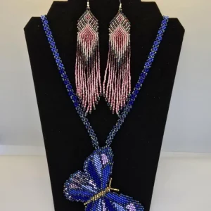 Juego collar de mariposa azul y aretes de cuentas rosas