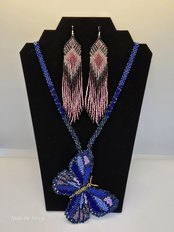 Juego collar de mariposa azul y aretes de cuentas rosas - Imagen 2