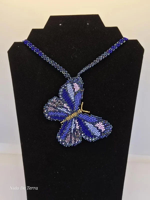 Juego collar de mariposa azul y aretes de cuentas rosas - Imagen 4