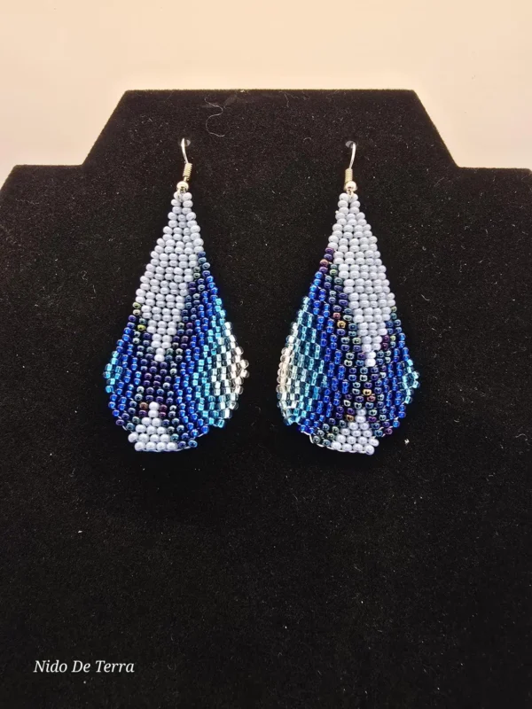 Collar con flor azul y aretes de cuentas azules y blancas - Imagen 4