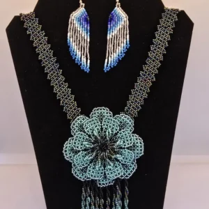 Collar con flor turquesa y aretes de cuentas de flecos azules