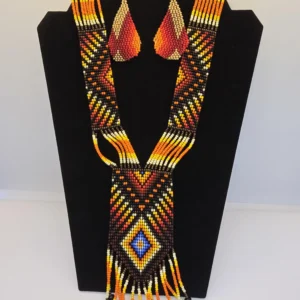 Collar largo geométrico y aretes de cuentas rojas y amarillas