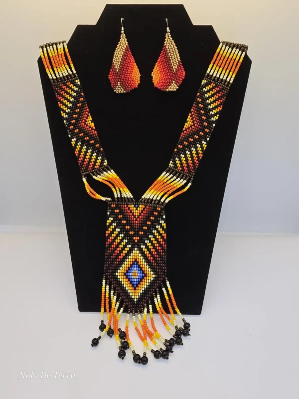 Collar largo geométrico y aretes de cuentas rojas y amarillas - Imagen 3