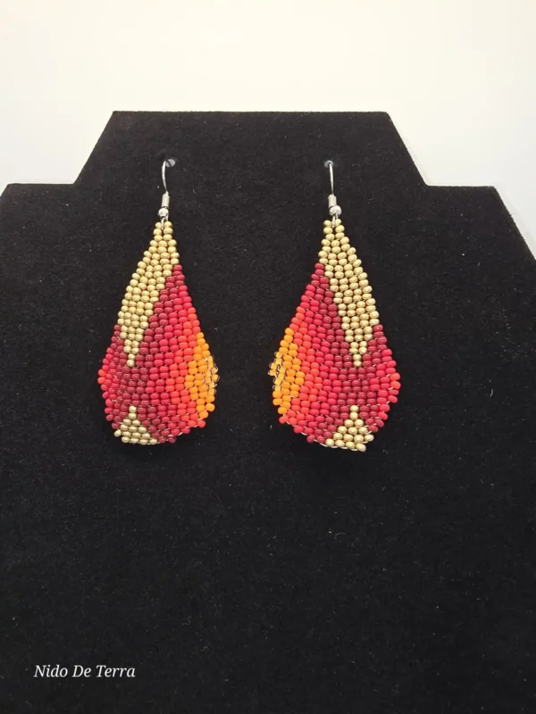 Collar largo geométrico y aretes de cuentas rojas y amarillas - Imagen 4