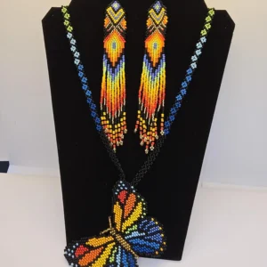 Collar de mariposa y aretes con flecos largos