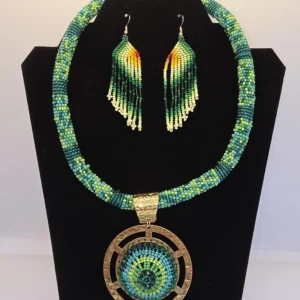 Collar de cuentas verdes con dijedorado y aretes de flecos