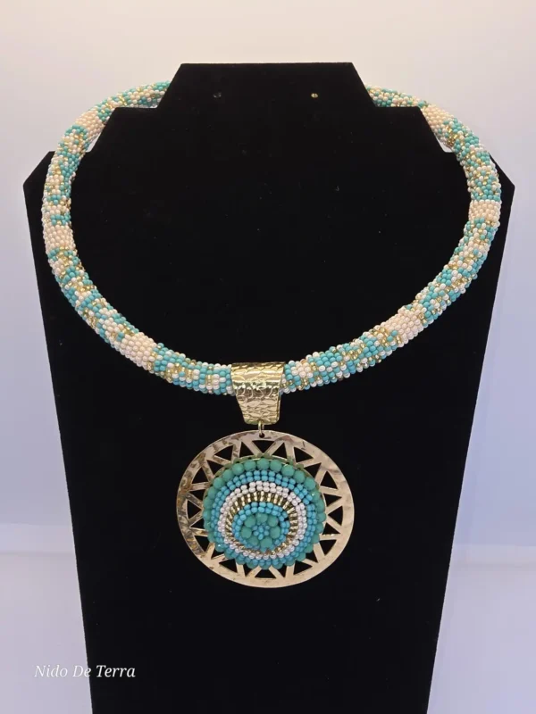 Collar de cuentas verdes con dijedorado y aretes de flecos - Imagen 4