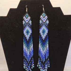 Aretes de flecos largos con cuentas azules, negras y blancas