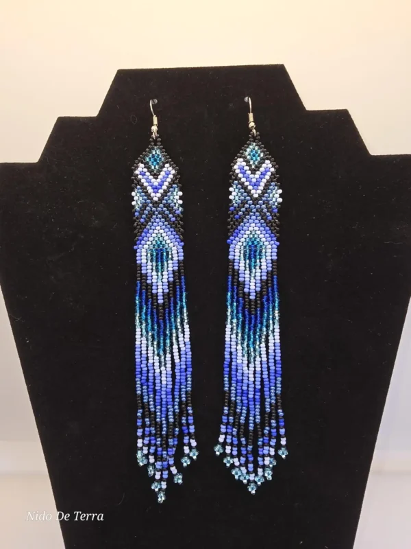 Aretes de flecos largos con cuentas azules, negras y blancas