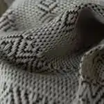 Manta Artesanal con Textura - Image 2