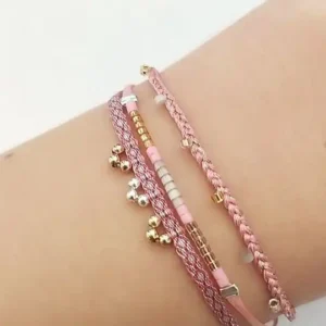 Pulseras Artesanales de Hilo Rosa y Dijes Metálicos