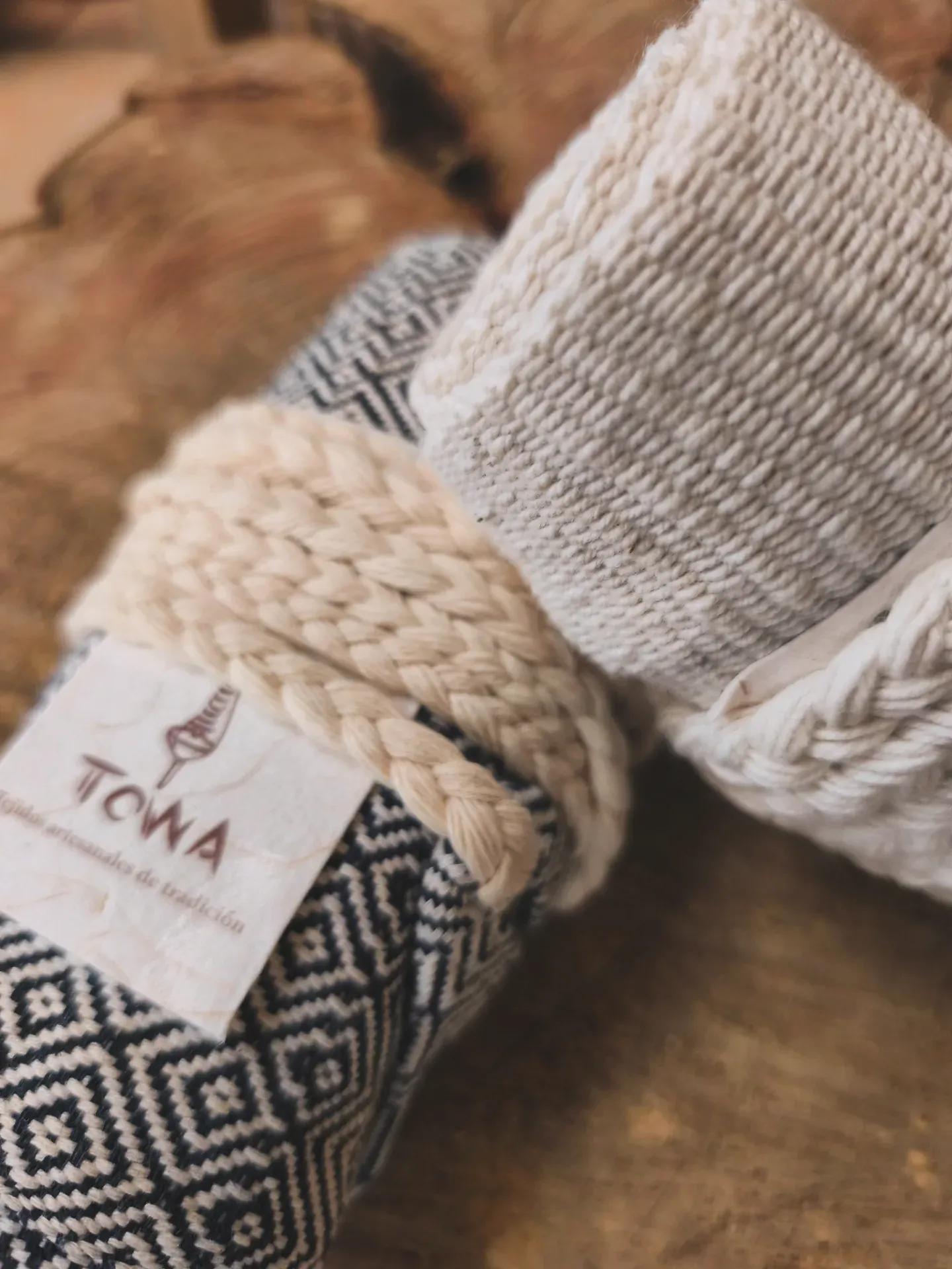 Fajas Artesanales de Telar Crudo y Geometría Blanco y Negro - Image 2