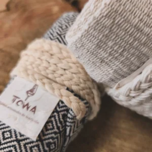 Fajas Artesanales de Telar Crudo y Geometría Blanco y Negro