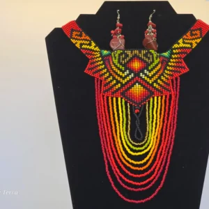 Collar rojo y amarillo artesanal